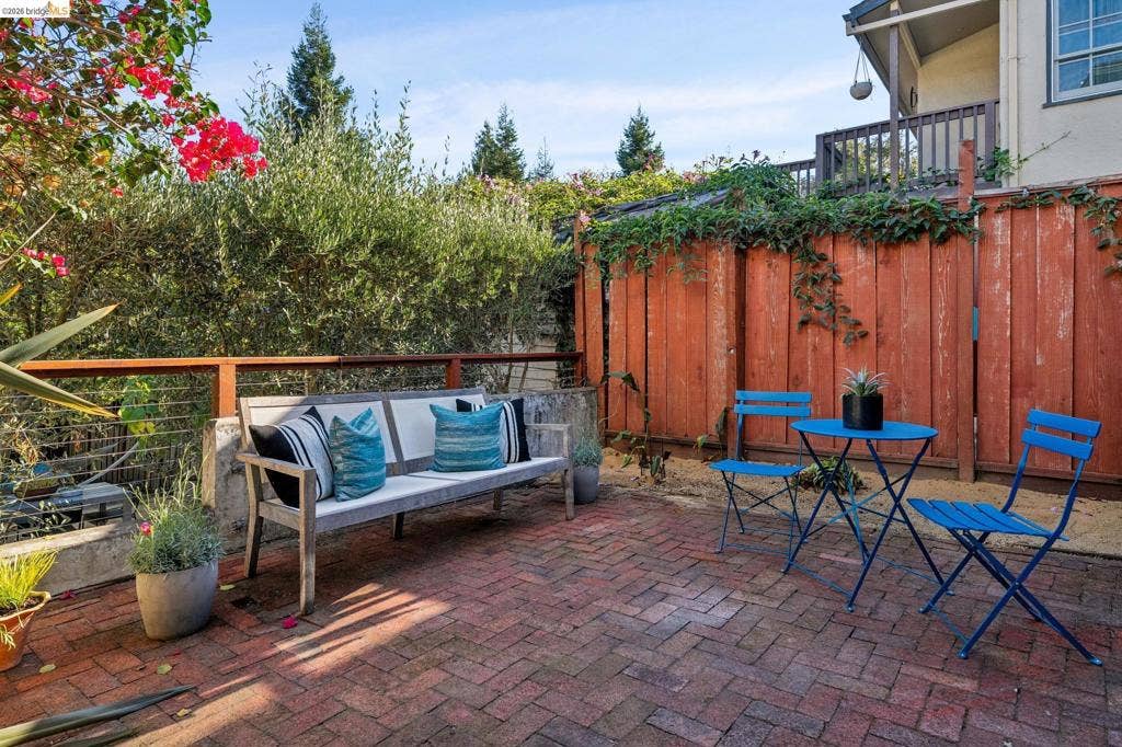 3706 Hillview St, Oakland, CA 94602 3706 Hillview St, Oakland, CA 94602