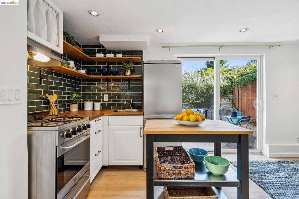 3706 Hillview St, Oakland, CA 94602 3706 Hillview St, Oakland, CA 94602