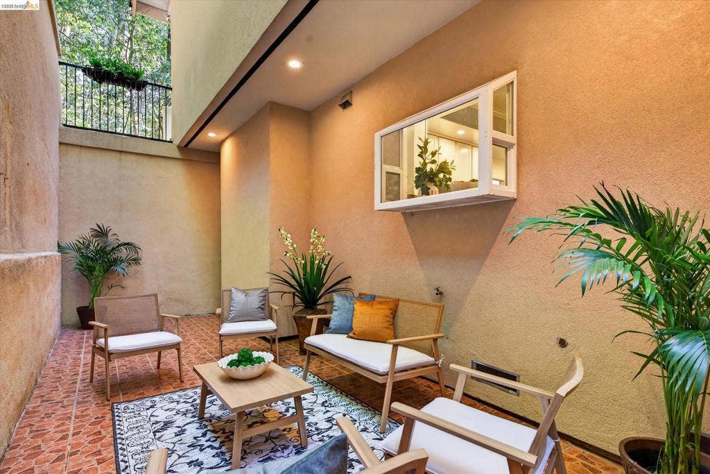 6700 Moore Dr, Oakland, CA 94611 6700 Moore Dr, Oakland, CA 94611