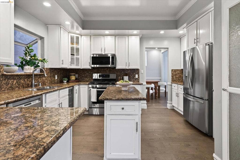 6700 Moore Dr, Oakland, CA 94611 6700 Moore Dr, Oakland, CA 94611