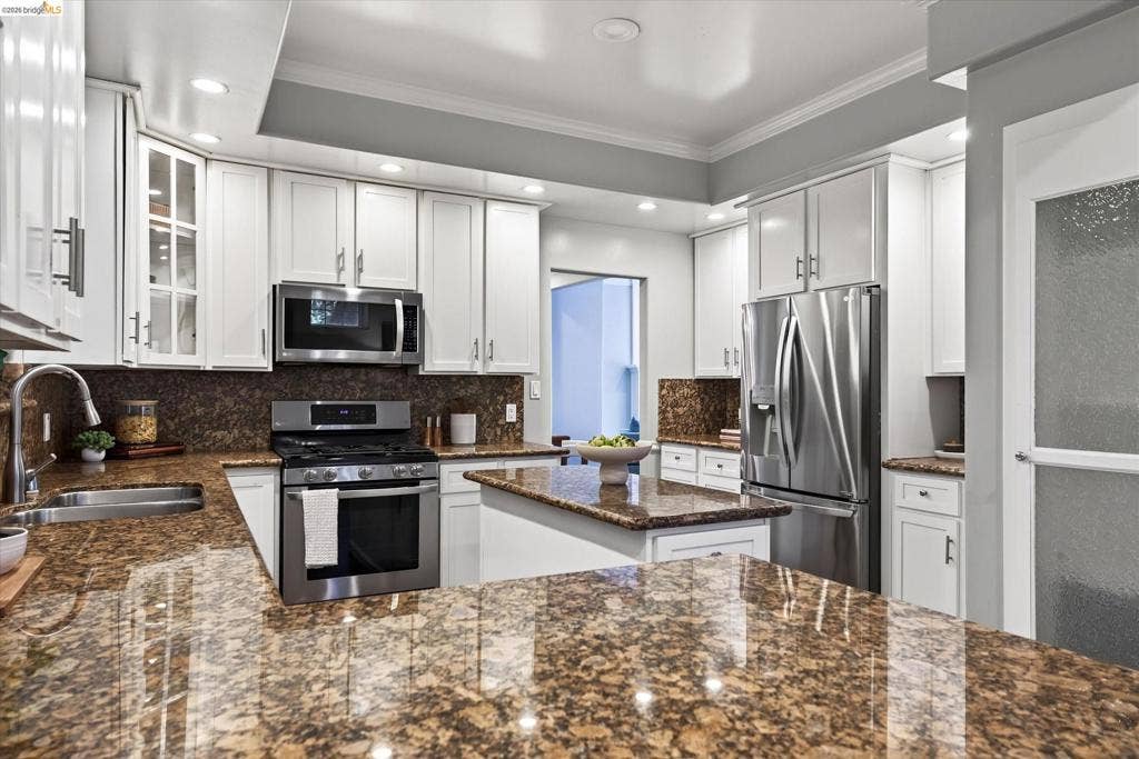 6700 Moore Dr, Oakland, CA 94611 6700 Moore Dr, Oakland, CA 94611