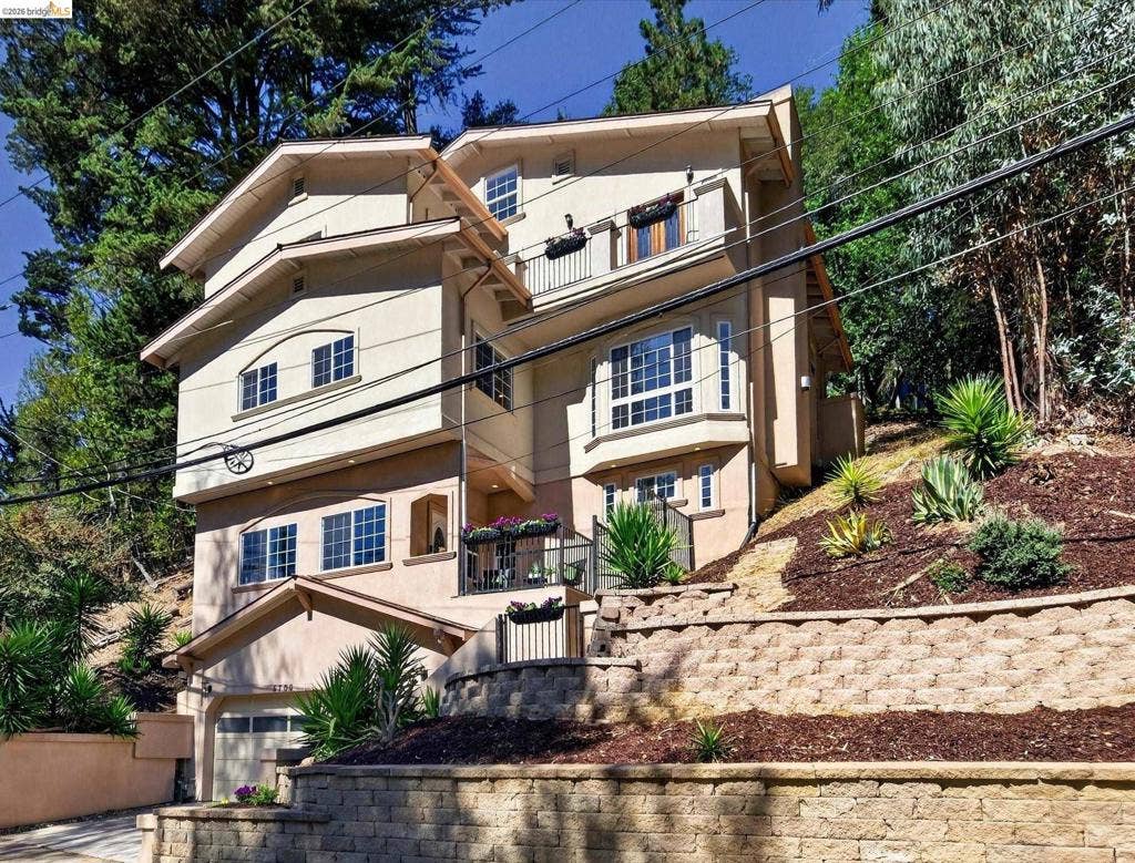 6700 Moore Dr, Oakland, CA 94611 6700 Moore Dr, Oakland, CA 94611