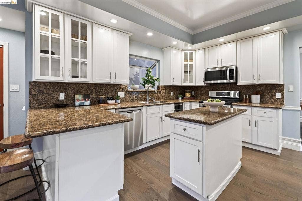 6700 Moore Dr, Oakland, CA 94611 6700 Moore Dr, Oakland, CA 94611