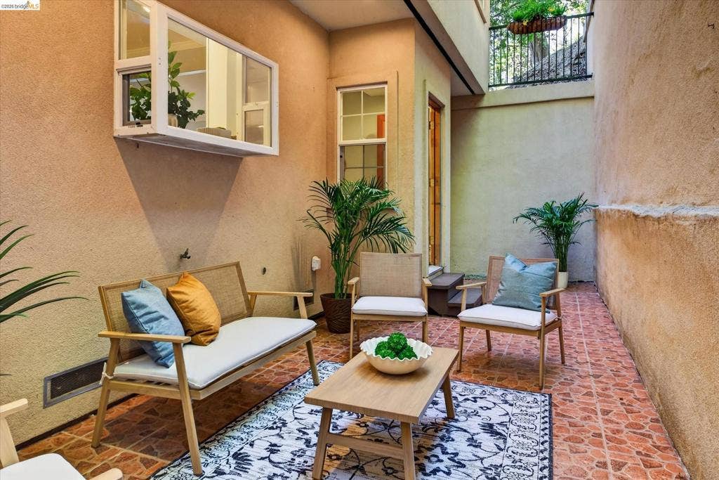 6700 Moore Dr, Oakland, CA 94611 6700 Moore Dr, Oakland, CA 94611