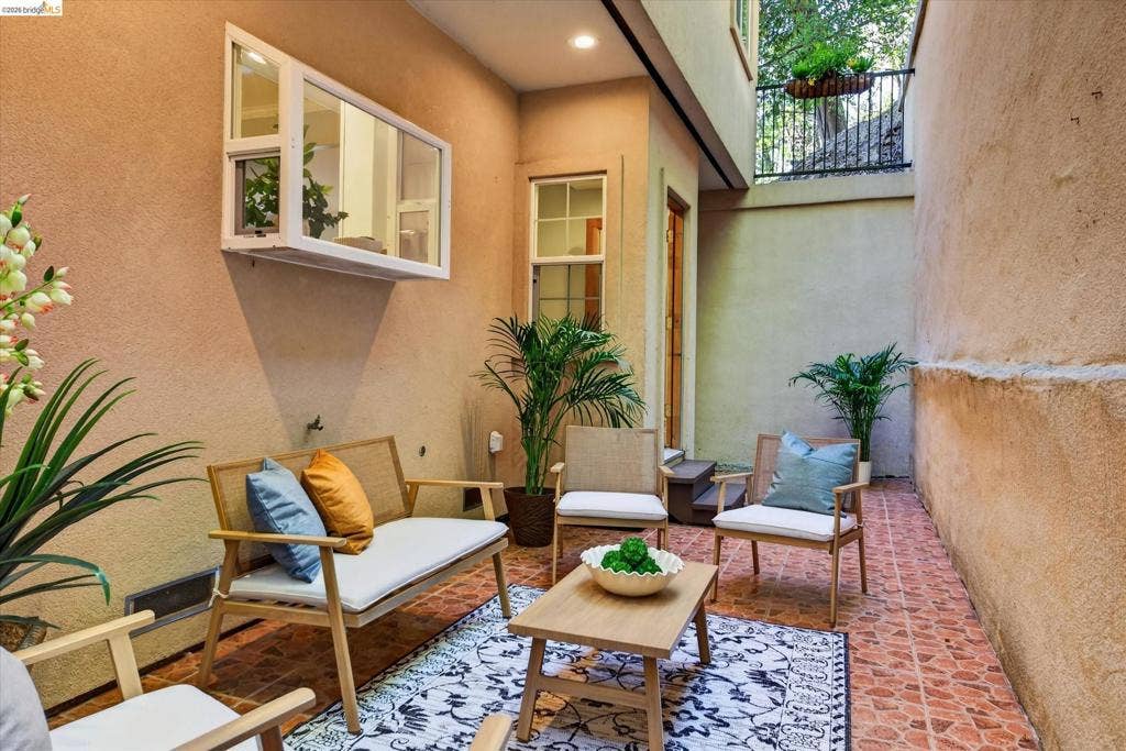 6700 Moore Dr, Oakland, CA 94611 6700 Moore Dr, Oakland, CA 94611
