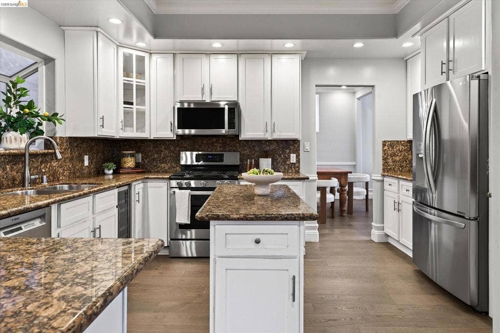 6700 Moore Dr, Oakland, CA 94611 6700 Moore Dr, Oakland, CA 94611