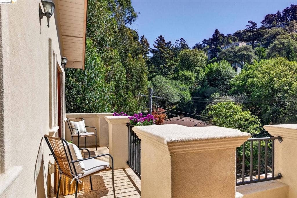 6700 Moore Dr, Oakland, CA 94611 6700 Moore Dr, Oakland, CA 94611