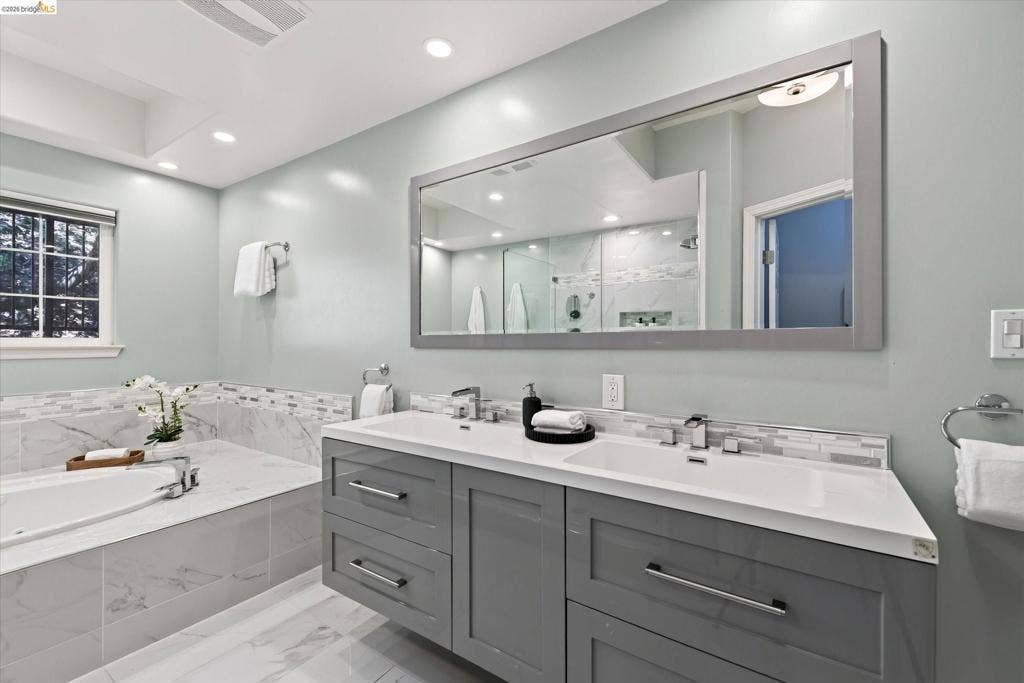 6700 Moore Dr, Oakland, CA 94611 6700 Moore Dr, Oakland, CA 94611