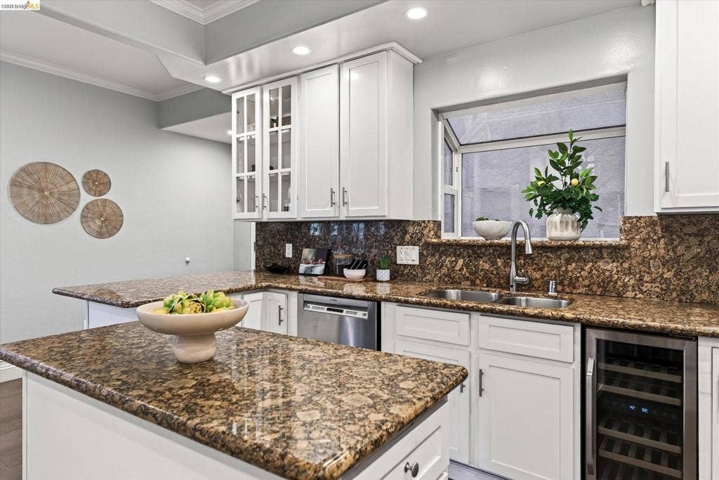 6700 Moore Dr, Oakland, CA 94611 6700 Moore Dr, Oakland, CA 94611