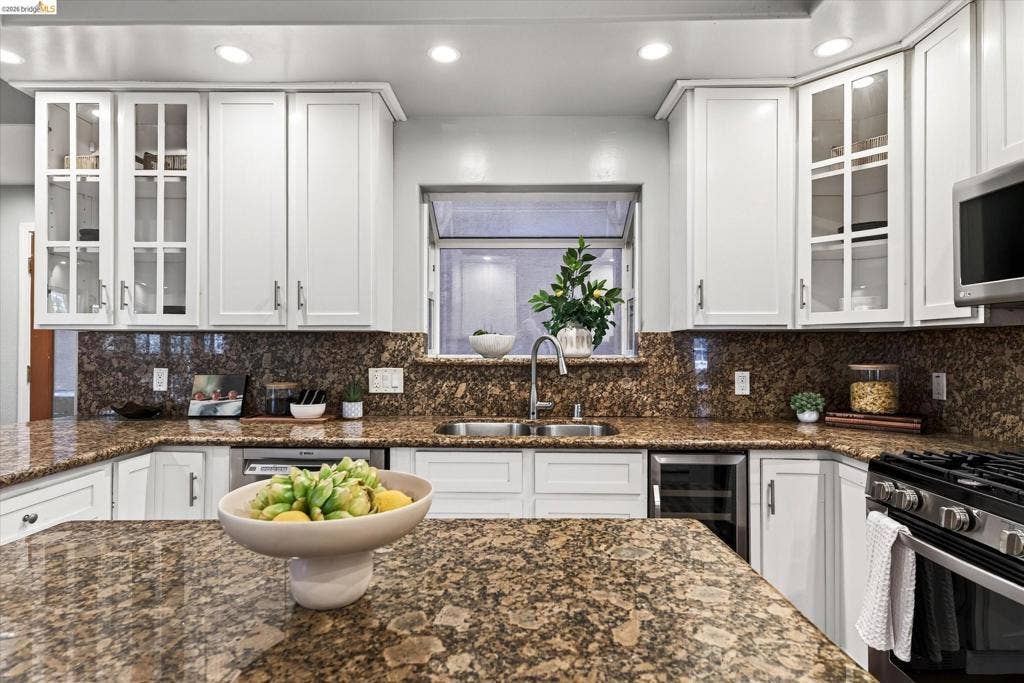 6700 Moore Dr, Oakland, CA 94611 6700 Moore Dr, Oakland, CA 94611