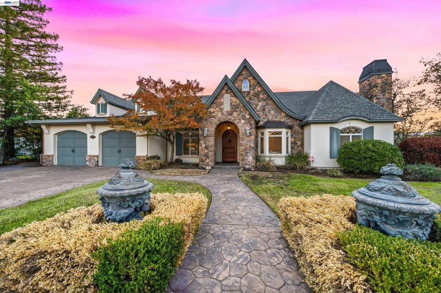 Property photo for 2490 Crescent Moon Ct, Redding, CA