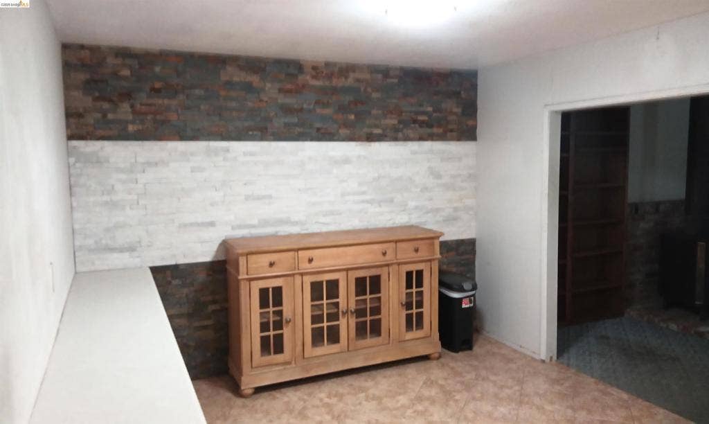 145 Viking Way, Pittsburg, CA 94565 Stone veneer accent wall with a tri-color design