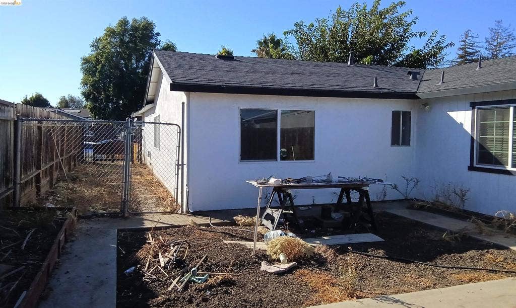145 Viking Way, Pittsburg, CA 94565 Exterior stucco finish, dark shingle roofing, and multiple windows