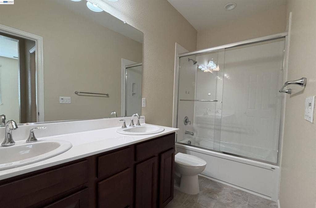 2139 Eva Street, Napa, CA 94559 Primary Bathroom