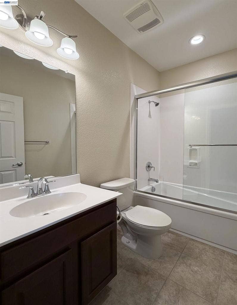 2139 Eva Street, Napa, CA 94559 Hall Bathroom