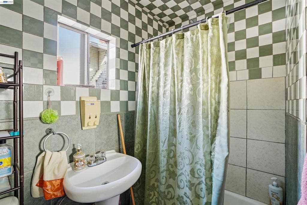 1473 82nd Ave, Oakland, CA 94621-2201 Full Bathroom