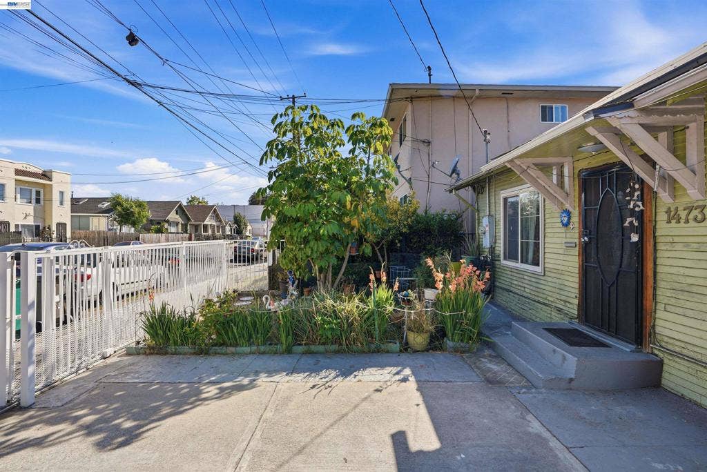 1473 82nd Ave, Oakland, CA 94621-2201 Front Yard
