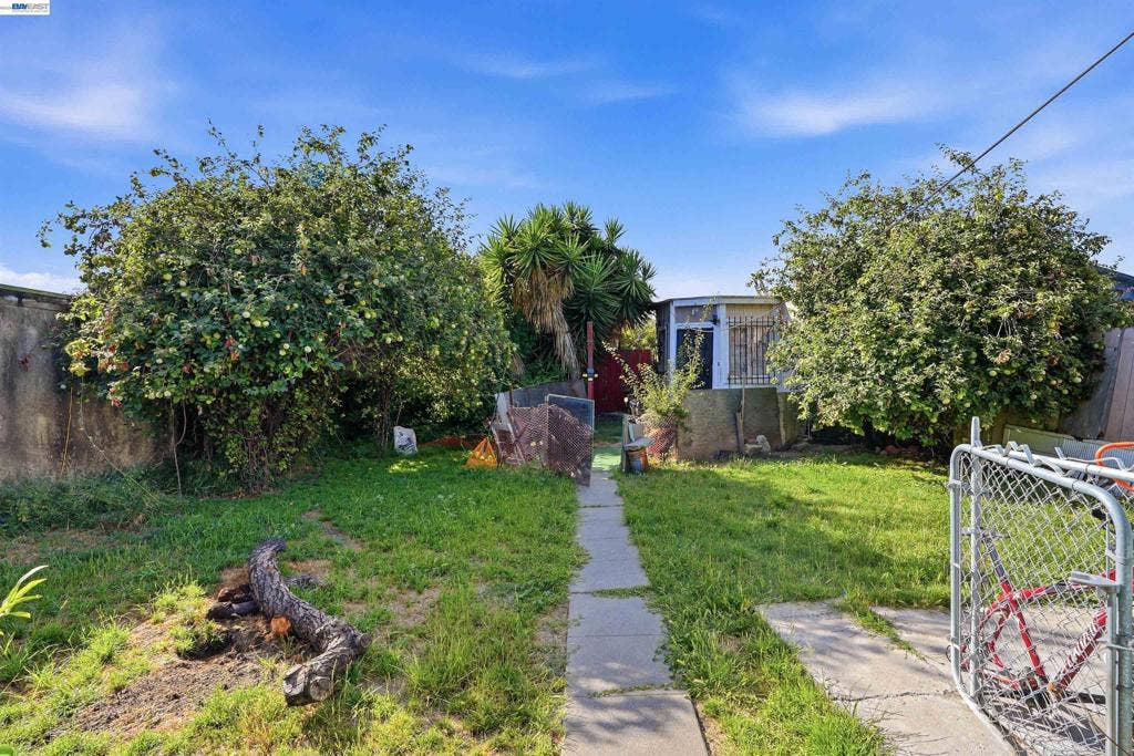 1473 82nd Ave, Oakland, CA 94621-2201 Back Yard
