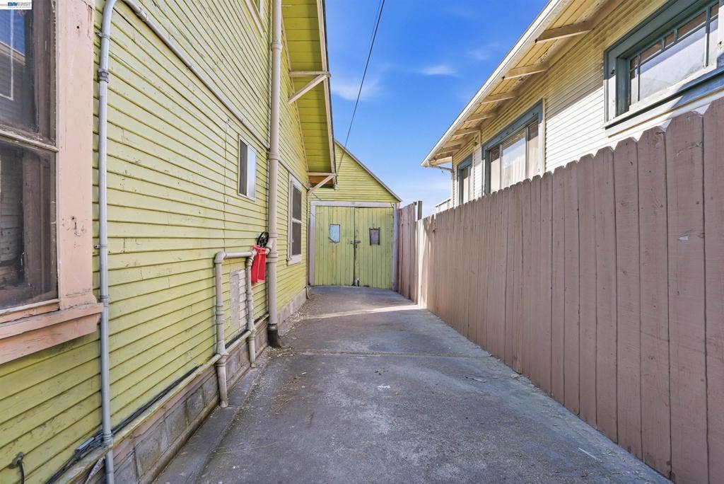 1473 82nd Ave, Oakland, CA 94621-2201 Side Yard