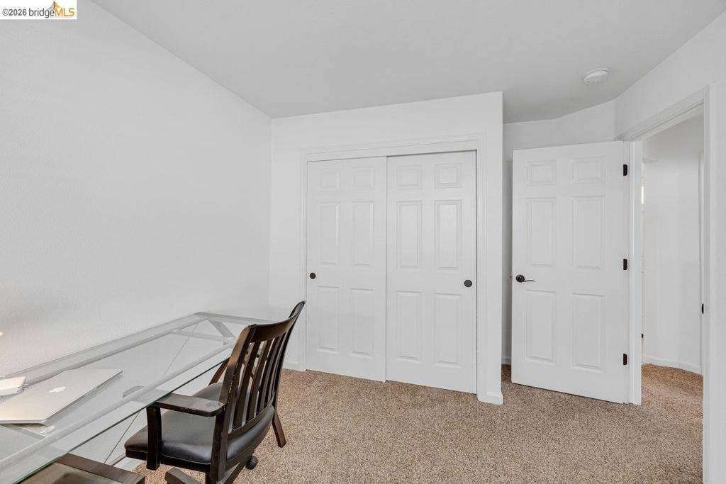 981 Country Ln, Angels Camp, CA 95222 Neutral wall color with carpet flooring and white trim