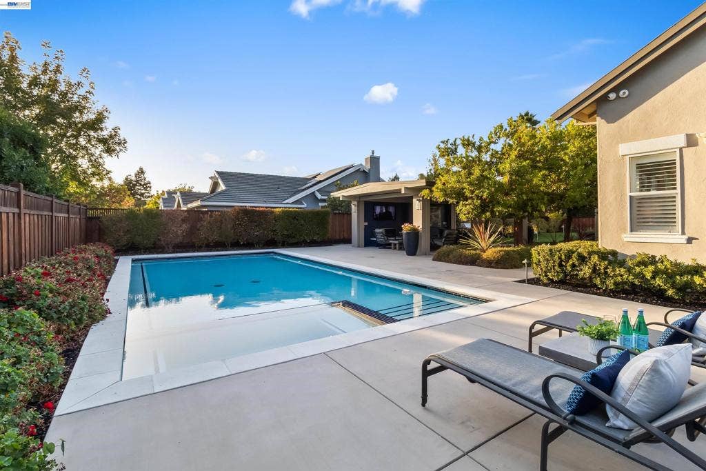 687 Old Oak Rd, Livermore, CA 94550