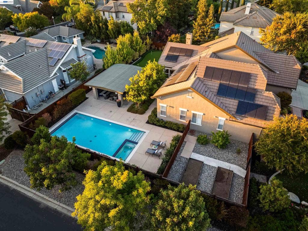 687 Old Oak Rd, Livermore, CA 94550