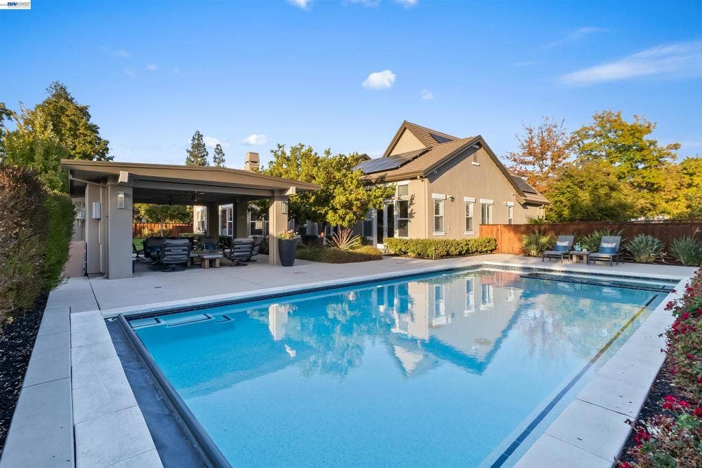 687 Old Oak Rd, Livermore, CA 94550