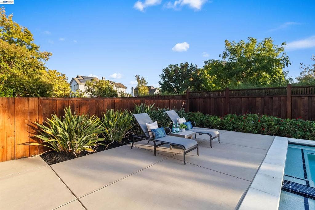 687 Old Oak Rd, Livermore, CA 94550