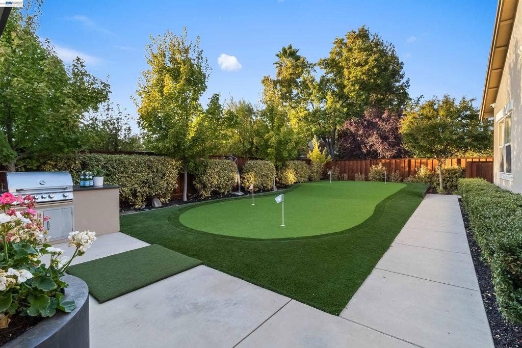 687 Old Oak Rd, Livermore, CA 94550