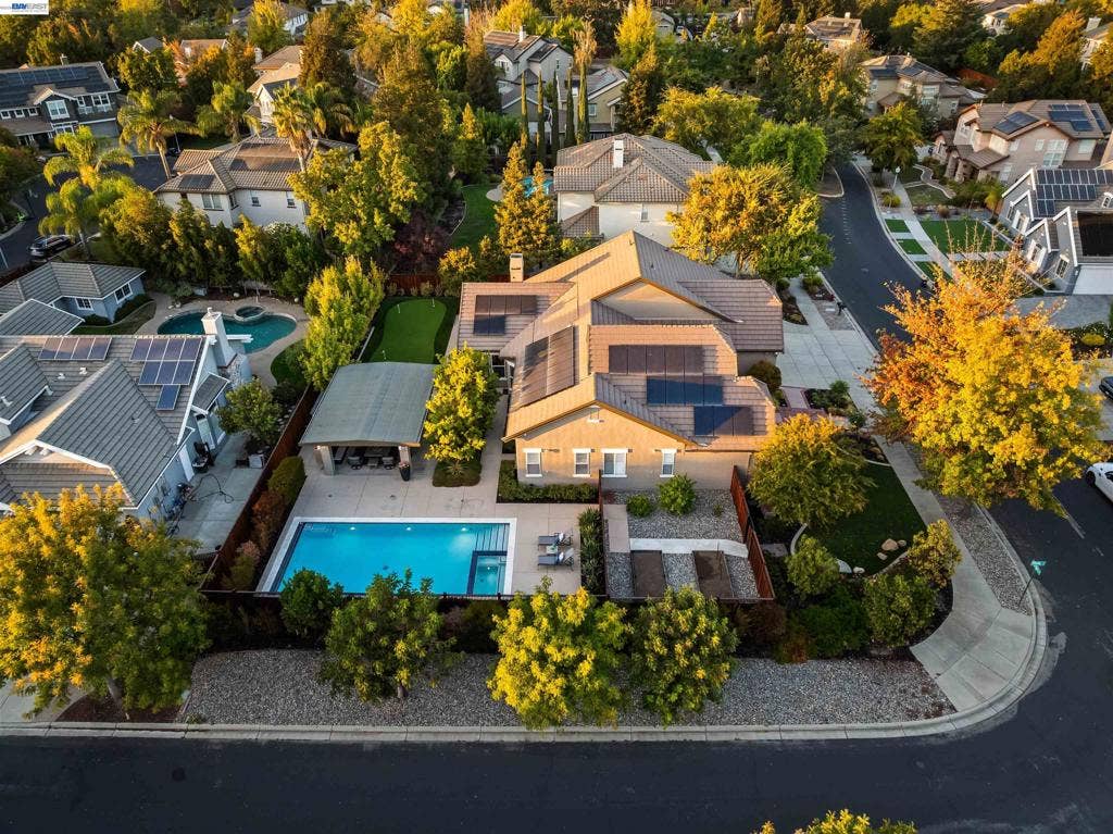 687 Old Oak Rd, Livermore, CA 94550