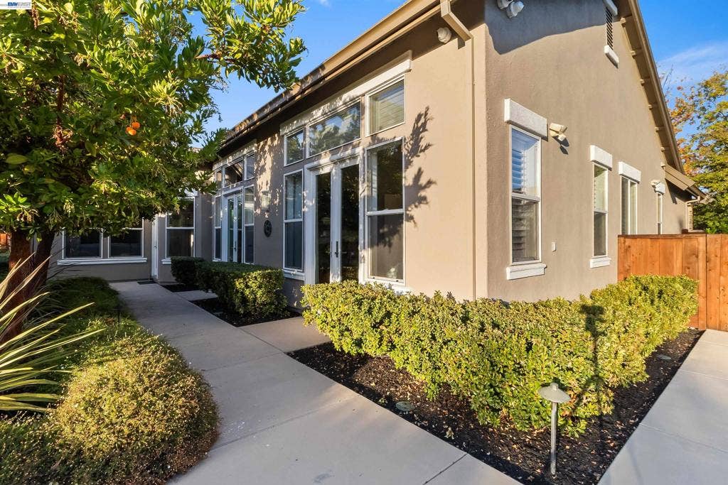 687 Old Oak Rd, Livermore, CA 94550