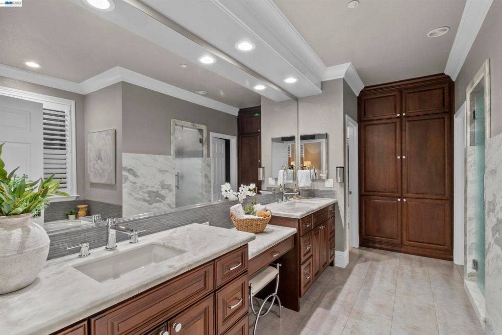 687 Old Oak Rd, Livermore, CA 94550