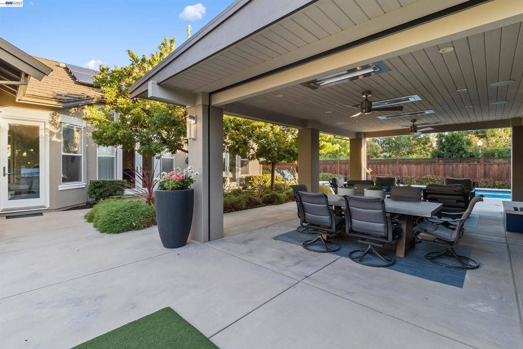 687 Old Oak Rd, Livermore, CA 94550