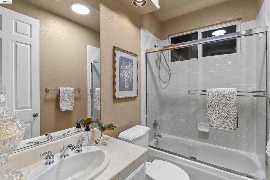687 Old Oak Rd, Livermore, CA 94550
