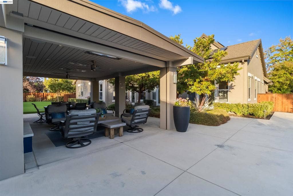 687 Old Oak Rd, Livermore, CA 94550