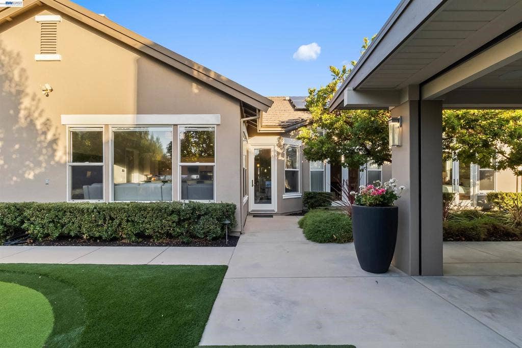 687 Old Oak Rd, Livermore, CA 94550
