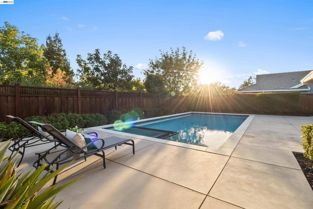 687 Old Oak Rd, Livermore, CA 94550