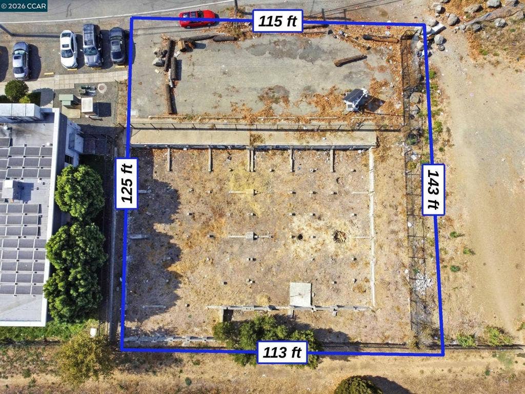 2302 Sacramento, Vallejo, CA 94590-2929 The boundary and dimensions are illustrative and should be verified against the official parcel map or survey before using them as legal lot measurements.