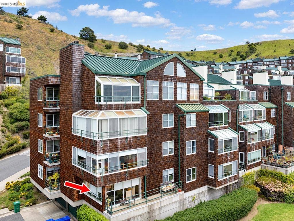 1200 Brickyard Way, #101, Richmond, CA 94801 Corner end unit!