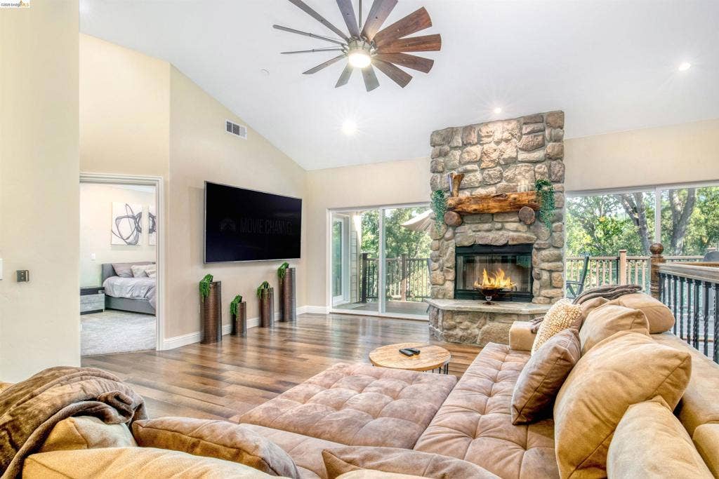 20145 Pleasantview Dr, Groveland, CA 95321-9587