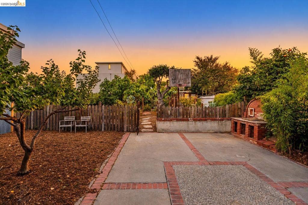 1824 E 24Th St, Oakland, CA 94606