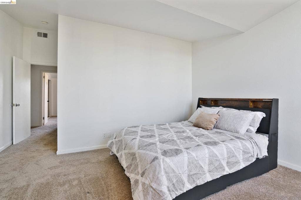 Neutral wall palette, high ceilings, and plush carpeting