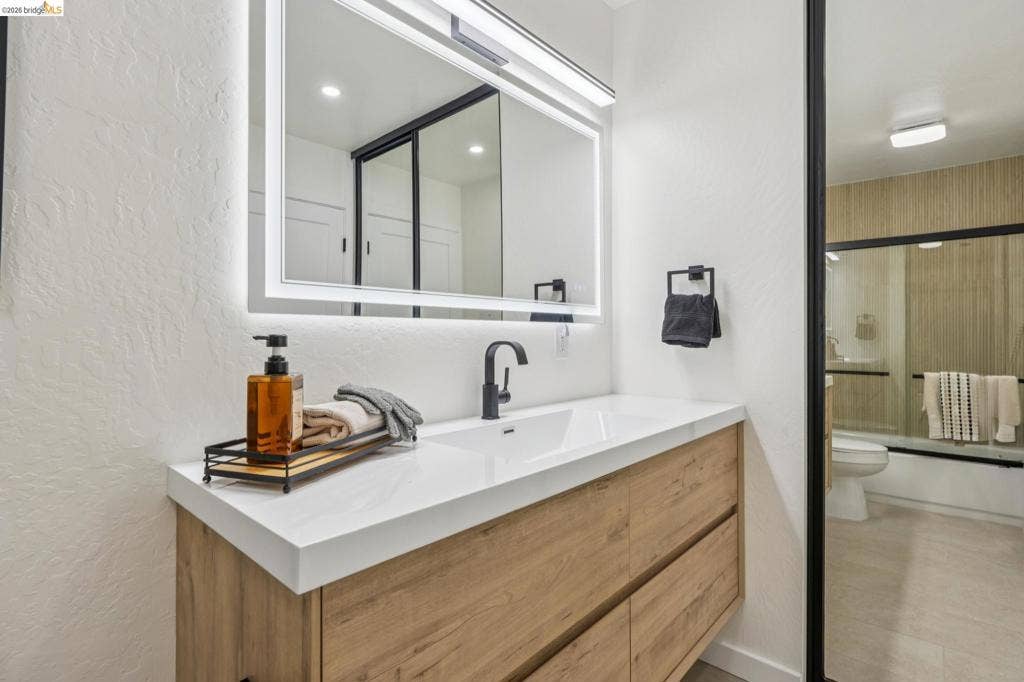 7 Embarcadero West, #207, Oakland, CA 94607 7 Embarcadero West, #207, Oakland, CA 94607