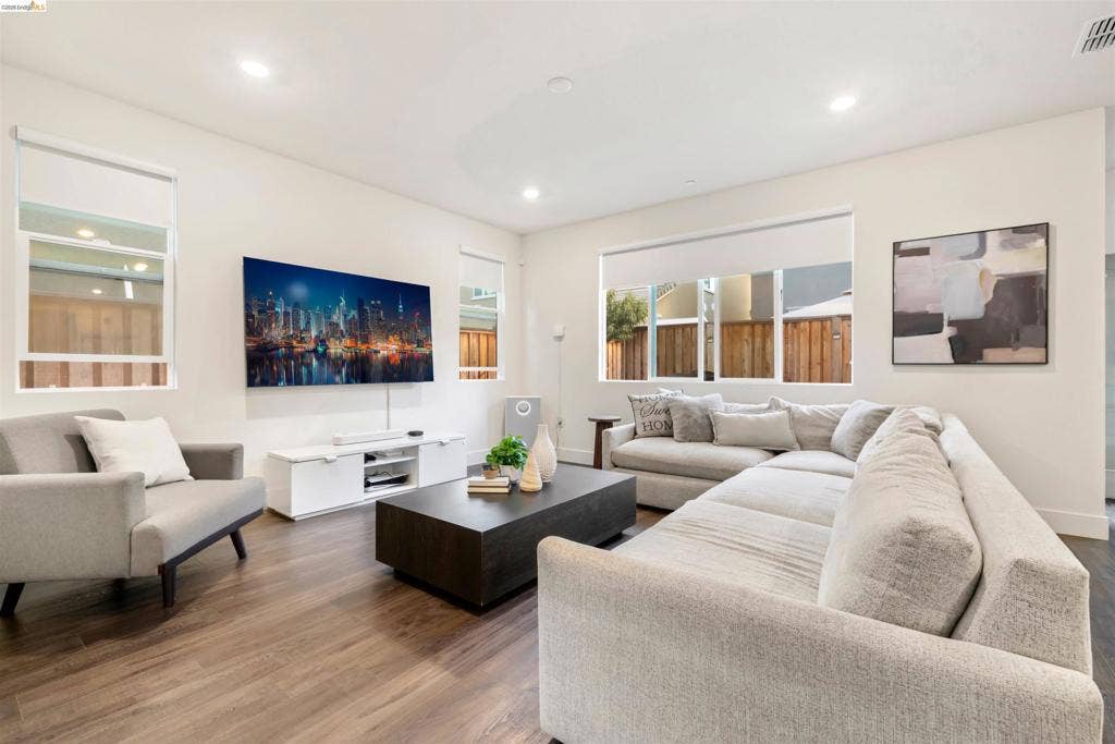 539 Gemstone Way, Oakley, CA 94561 Living area featuring wood-finish flooring, neutral wall tones, recessed lighting, and large windows with integrated roller shades
