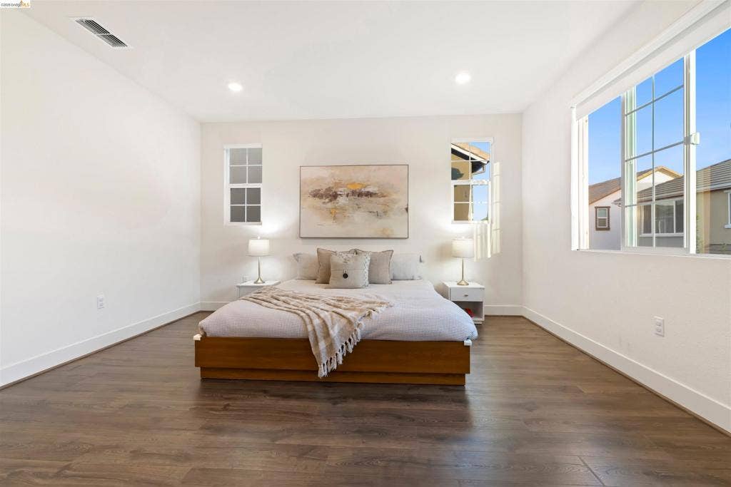 539 Gemstone Way, Oakley, CA 94561 Spacious room featuring wood-finish flooring, recessed lighting, and large windows with grid muntins