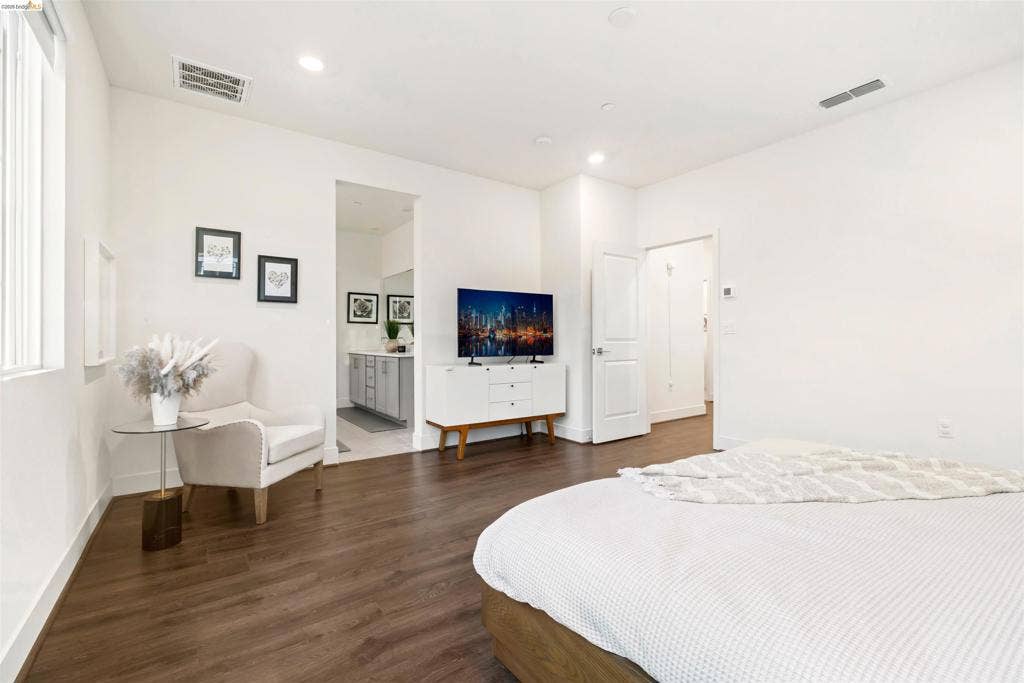 539 Gemstone Way, Oakley, CA 94561 Spacious interior featuring wood-finish flooring, recessed lighting, and crisp white walls