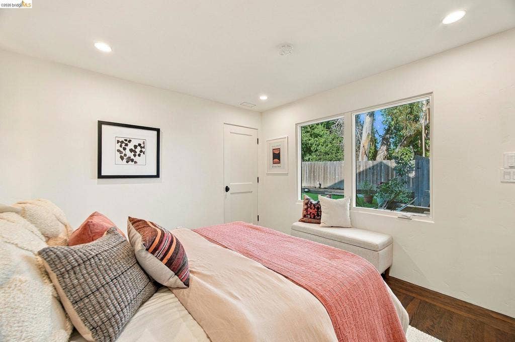 20 Hillwood Place, Oakland, CA 94610 20 Hillwood Place, Oakland, CA 94610