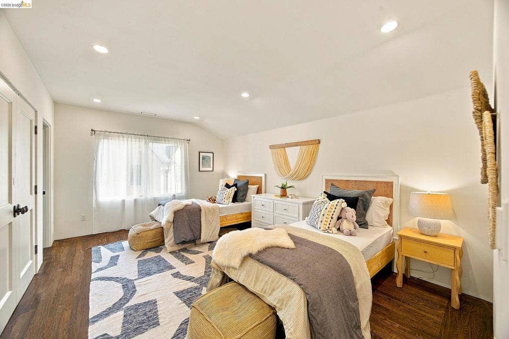 20 Hillwood Place, Oakland, CA 94610 20 Hillwood Place, Oakland, CA 94610