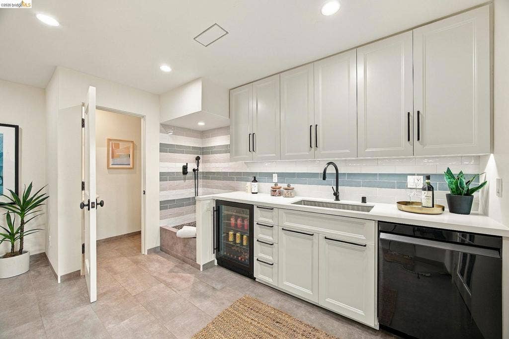 20 Hillwood Place, Oakland, CA 94610 20 Hillwood Place, Oakland, CA 94610