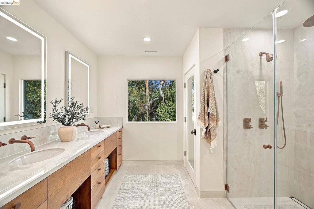 20 Hillwood Place, Oakland, CA 94610 20 Hillwood Place, Oakland, CA 94610